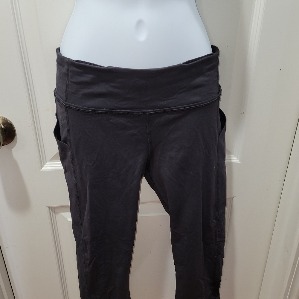 Lululemon athlética sz 6  with 4 pockets black